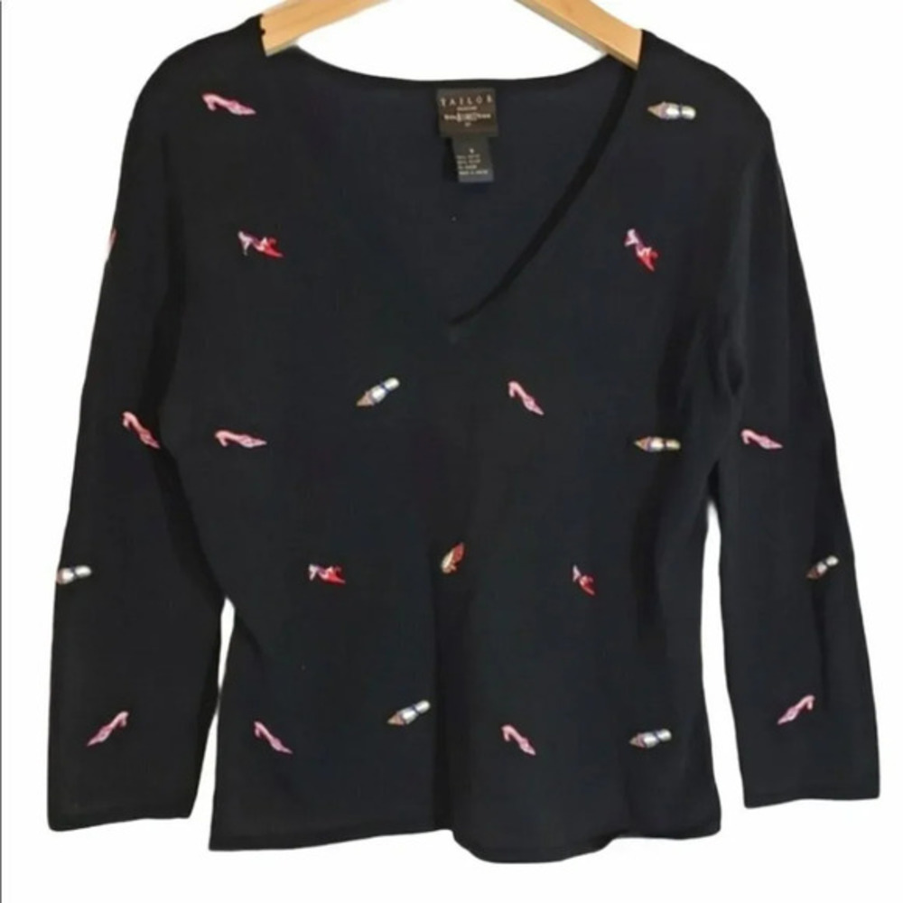 Tailor B. Moss S black v-neck‎ with embroidered shoes top